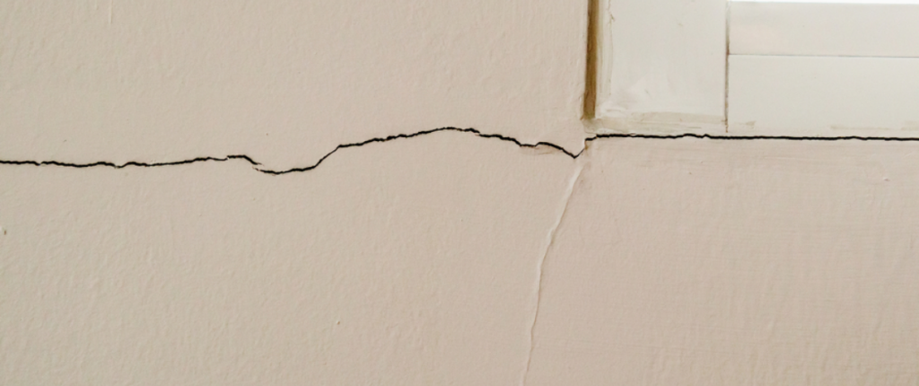 horizontal crack in a wall